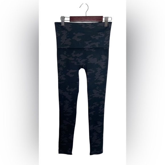 NWT Spanx Look At Me Now Leggings In Black Camo Seamless Size Medium - Picture 5 of 6